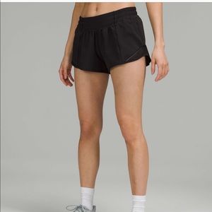 Lululemon 2.5” Lowrise Hotty Hot Short